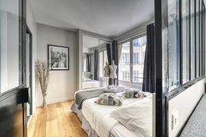 um quarto com uma cama e uma grande janela em 1628 - Loft Champs Elysées Olympic Games 2024 em Paris