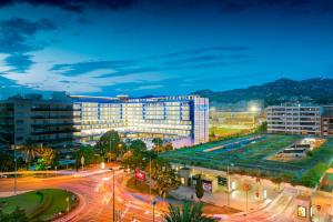 罗列特海岸L'Azure Hotel 4* Sup的城市的建筑物