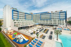 罗列特海岸L'Azure Hotel 4* Sup的享有酒店空中美景,设有游泳池