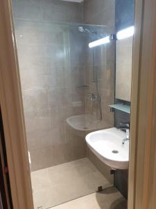 ein Bad mit einem Waschbecken, einer Dusche und einem WC in der Unterkunft Residence Davos Rabat in Rabat