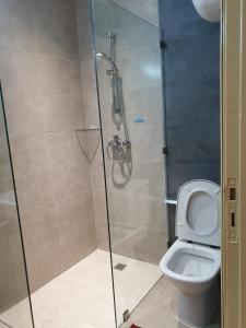 La salle de bains est pourvue d'une douche et de toilettes. dans l'établissement Residence Davos Rabat, à Rabat