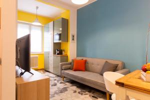 sala de estar con sofá y TV en FieraMI CityLife, en Milán