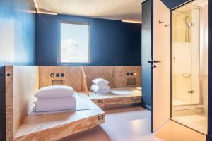 um quarto com duas camas e uma janela em JO&JOE Paris Gentilly - Auberge de Jeunesse em Gentilly
