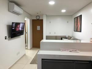 Una televisión o centro de entretenimiento en Casa da Madeira apartamento 606 C