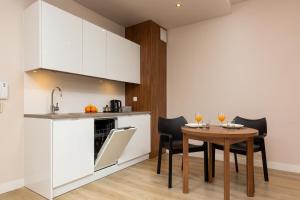 una cucina e una sala da pranzo con tavolo e sedie di Apartments Warsaw Magazynowa by Renters a Varsavia