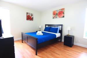 Sunny Isles Apartments by MiaRentals tesisinde bir odada yatak veya yataklar