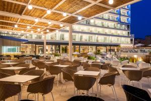 Reštaurácia alebo iné gastronomické zariadenie v ubytovaní L'Azure Hotel 4* Sup