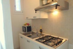 A kitchen or kitchenette at Nettuno 137D