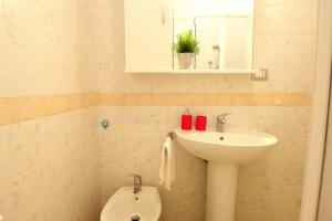 A bathroom at Nettuno 137D