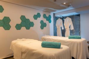 Kúpele alebo wellness v ubytovaní L'Azure Hotel 4* Sup