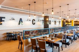 Reštaurácia alebo iné gastronomické zariadenie v ubytovaní L'Azure Hotel 4* Sup