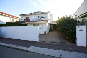 um frigorífico branco em frente a uma casa branca em Host In Olivença em Vila Nova de Famalicão