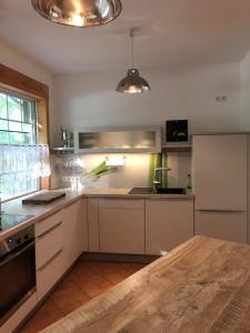 Kuchyň nebo kuchyňský kout v ubytování Ferienhaus Ahornallee + 21 fotografií
