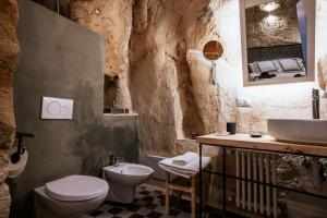 ein Bad mit einem WC und einem Waschbecken in der Unterkunft 19.52 Matera in Matera
