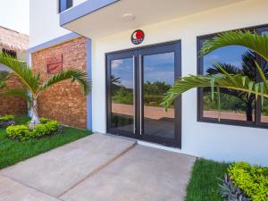 a house with a door with a sign on it at Hotel Pejelagarto in Bacalar