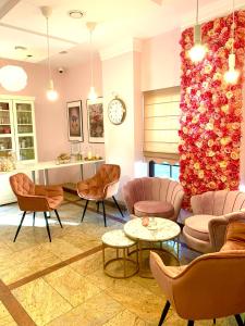 una sala de espera con sillas y una pared de flores en Hotel City Park Barlinek en Barlinek