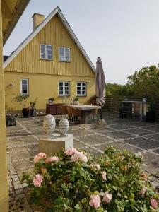 Zahrada ubytování Beachhouse Langeland 20 m to private Beach