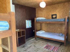 Una cama o camas cuchetas en una habitación  de Hostel Vente al Diablo