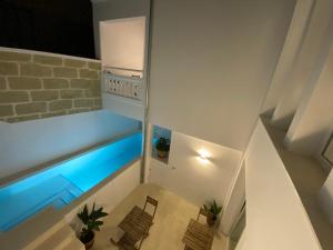 a bath room with a tub and a toilet at Hotel Casa Miranda in Mahón