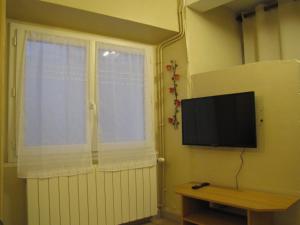 TV a/nebo společenská místnost v ubytování Maison de village dans une rue calme