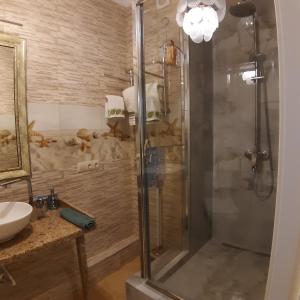 a bathroom with a shower and a sink at 36 жемчужина. Аркадия in Odesa