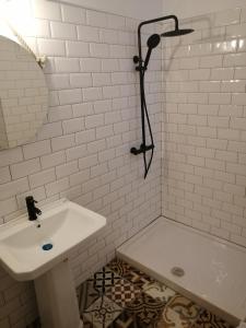 A bathroom at Alcaravaneras Hostel