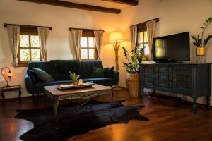 Ravnice-Desinićke的住宿－Green Hills Cottage in Zagorje with magnificent view，客厅配有蓝色的沙发和电视