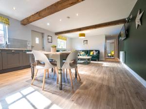 a kitchen and dining room with a table and chairs at Farmcourt Barn 57 Eastfield Lane in Lincoln