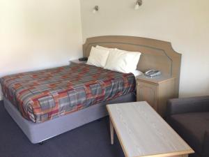 Postel nebo postele na pokoji v ubytování Nunawading Motor Inn