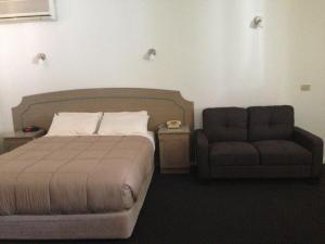 Postel nebo postele na pokoji v ubytování Nunawading Motor Inn