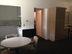 Kuchyň nebo kuchyňský kout v ubytování Nunawading Motor Inn