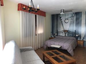 Tempat tidur dalam kamar di Hotel Hospederia Zacatin