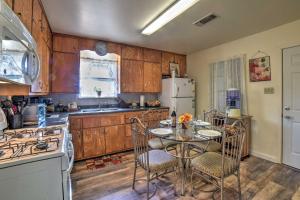 cocina con mesa, sillas y nevera en Fredericksburg Home - 8 Blocks to Main St and Wineries, en Fredericksburg