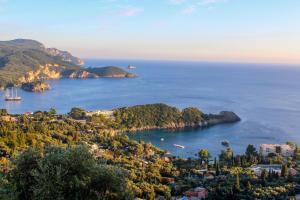 een uitzicht op de kust van Amalfi in Italië bij Akrotiri Beach Resort Hotel - Adult Friendly in Paleokastritsa