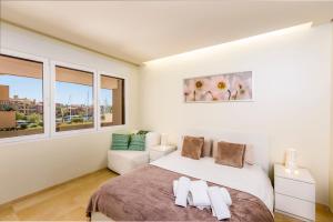 サン・マルティン・デル・テソリージョにあるRibera del Marlinの白いベッドルーム(大型ベッド1台、窓2つ付)