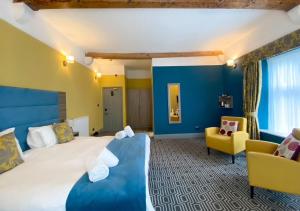 En eller flere senge i et værelse på Stonecross Manor Hotel