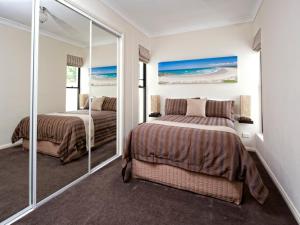 A bed or beds in a room at Dolphin Shores