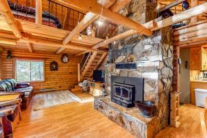 A seating area at Leavenworth Cozy Cabin