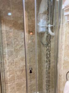 a man is taking a picture in a shower at Onslow bed and breakfast in Glasgow