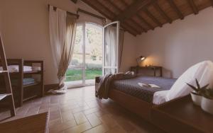 Postel nebo postele na pokoji v ubytování Borgo Le Colline Luxury Agriturismo in Tuscany