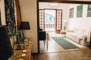 un soggiorno con divano e tavolo di Casa Canaria Beautiful Home in Las Canteras a Las Palmas de Gran Canaria