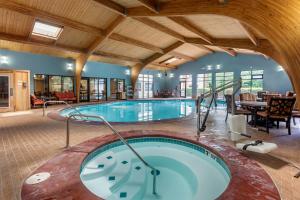 The swimming pool at or close to Holiday Inn Express Branson- Green Mountain Drive, an IHG Hotel