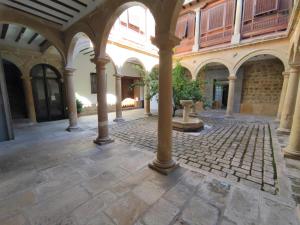un patio vacío con columnas en un edificio en Luz del Renacimiento Ubeda, en Úbeda