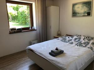 Un dormitorio con una cama con una bolsa. en Czytelnia w Sadzie, en Krzykawka