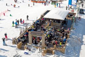 eine Gruppe von Menschen auf einem Skilift im Schnee in der Unterkunft Grey Family Hotel in Kopaonik