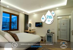 - une chambre avec un lit blanc et une fenêtre dans l'établissement MENAR HOTEL&SUITES -Old City Sultanahmet, à Istanbul