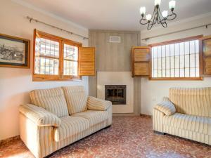 ein Wohnzimmer mit 2 Sofas und einem Kamin in der Unterkunft Belvilla by OYO Casa Granadillos in Málaga