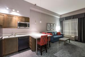 a kitchen and living room in a hotel room at Holiday Inn Express & Suites Riverport Richmond, an IHG Hotel in Richmond