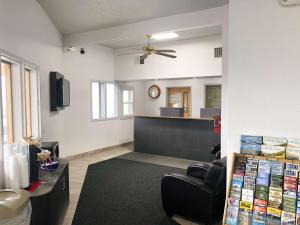 uma sala de espera com uma mesa de espera e uma sala de espera em Motel 6 Missoula, Mt - Wye - Travel Plaza em Missoula