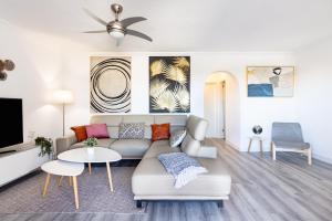 a living room with a couch and a tv at GIGANTES Oasis Deluxe by Sunkeyrents in Santiago del Teide